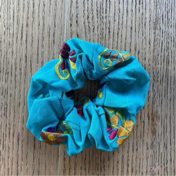 Scrunchie Embroidered - NEW - Picture 3 of 3